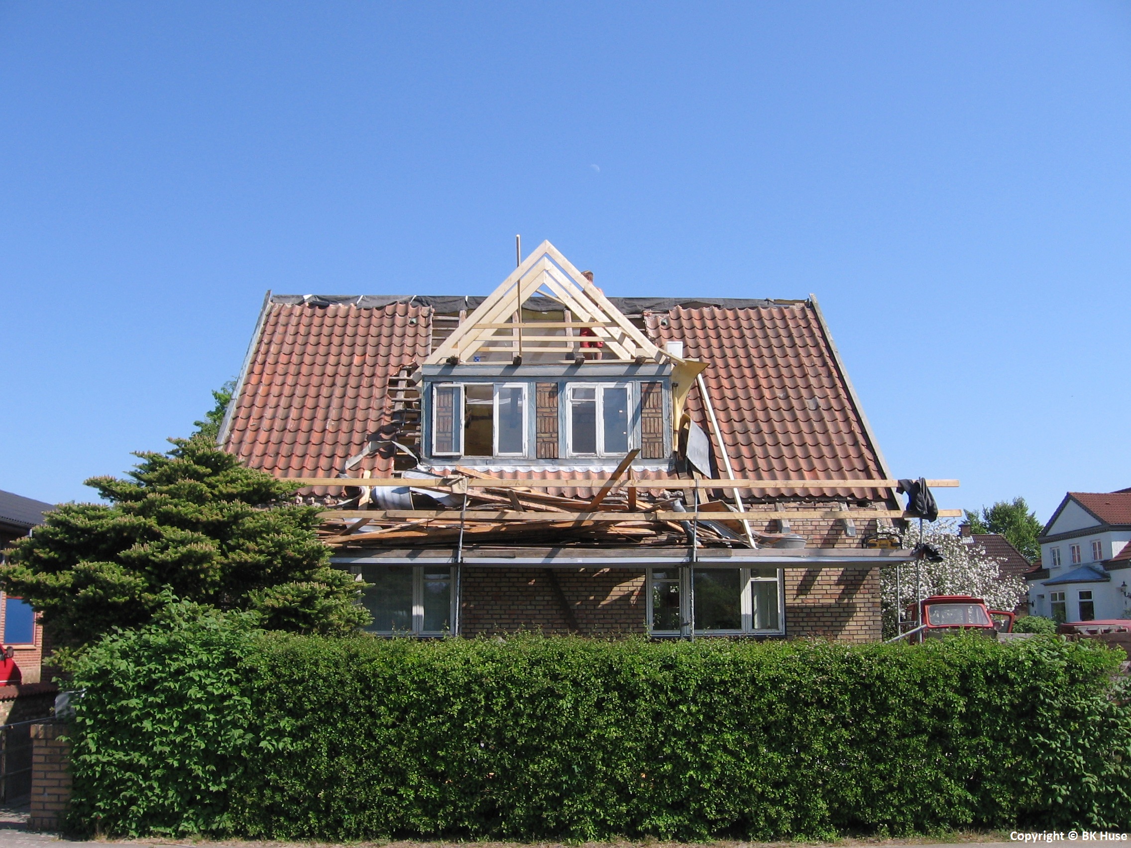 gulvlægning, ny terrasse og montering af port